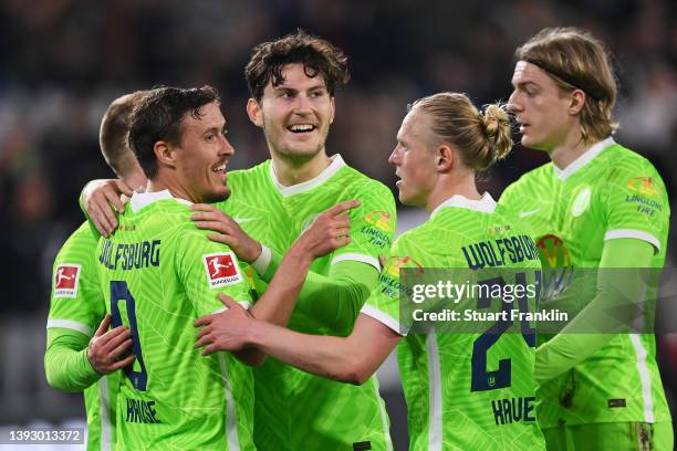 Max Kruse of VfL Wolfsburg celebrates with teammates after scoring their team's fifth goal during the Bundesliga match between VfL Wolfsburg and 1....