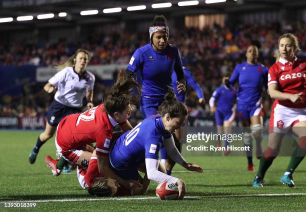 Jessy Tremouliere of France scores their side's fifth try whilst under pressure Hannah Jones and Robyn Wilkins of Wales during the TikTok Women's Six...