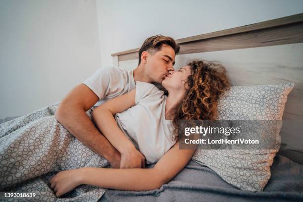 jeune couples affectueux dans la chambre à coucher - cute couple kiss photos et images de collection