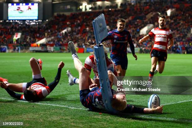 Toby Fricker of Bristol Bears scores the winning try as Jordy Reid of Gloucester Rugby tries to tackle him during the Gallagher Premiership Rugby...