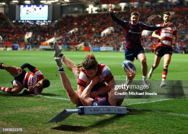 Toby Fricker of Bristol Bears scores the winning try as Jordy Reid of Gloucester fails in his tackle during the Gallagher Premiership Rugby match...