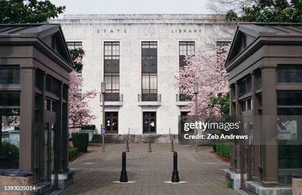 state library of oregon building in salem, oregon - salem oregon fotografías e imágenes de stock