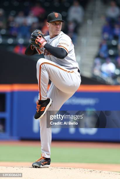 Anthony DeSclafani of the San Francisco Giants pitches against the New York Mets during their game at Citi Field on April 21, 2022 in New York City.