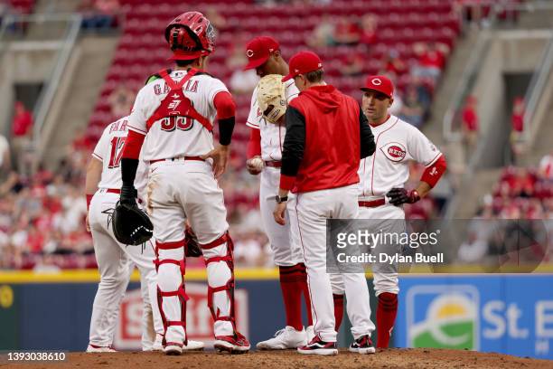 Manager David Bell of the Cincinnati Reds relieves Hunter Greene of the Cincinnati Reds in the fourth inning against the St. Louis Cardinals at Great...