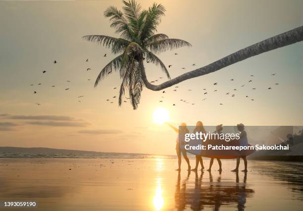 summer group - kayaking beach stock pictures, royalty-free photos & images