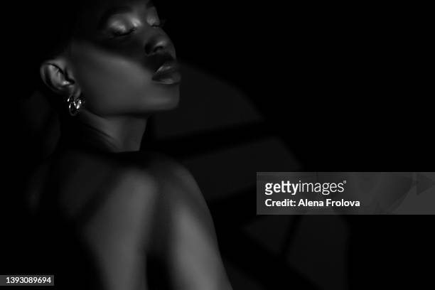 portrait of young beautiful afro woman - alena model stockfoto's en -beelden