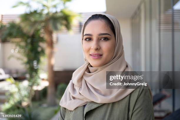 portrait en plein air d’une femme du moyen-orient de la fin des années 20 - culture moyen orientale photos et images de collection