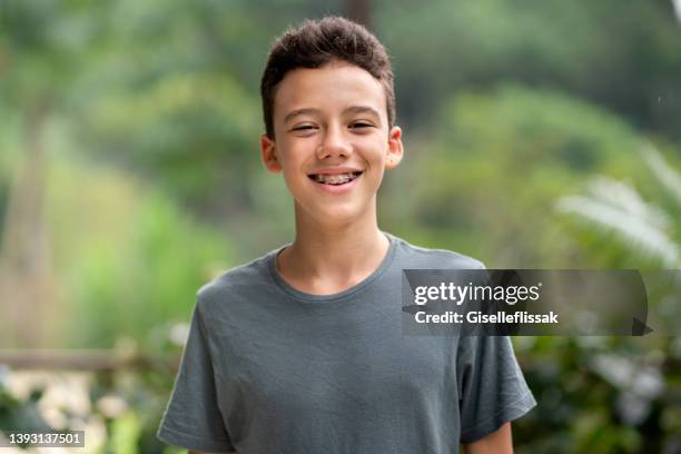adolescente com aparelho sorrindo para fora no verão - meninos - fotografias e filmes do acervo