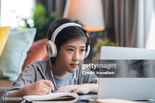 Asaianの子供男の子の子供は、リビングルームでのデジタルリモートデバイスのラップトップインターネット会議で学校の先生からEラーニング学習オンラインクラスを取って、アジアの十代の Asaianの子供男の子の子供は、リビングルームでのデジタルリモートデバイスのラップトップインターネット会議で学校の先生からEラーニング学習オンラインクラスを取って、アジアの十代の