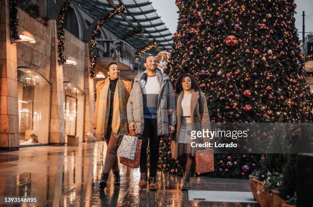 eine gemischtrassige gruppe von freunden bei winter xmas shopping in rotterdam - rotterdam shopping stock-fotos und bilder