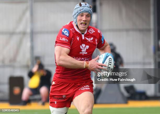 Jonathan Davies of the Scarlets in action during the the United Rugby Championship match between Dragons and Scarlets at Rodney Parade on April 23,...