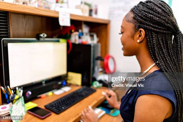 teacher using computer - administrative professionals day stockfoto's en -beelden