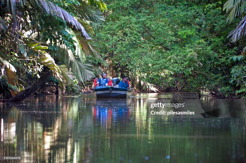 Les touristes naviguent sur les canaux de Tortuguero, côte caraïbe, Costa Rica