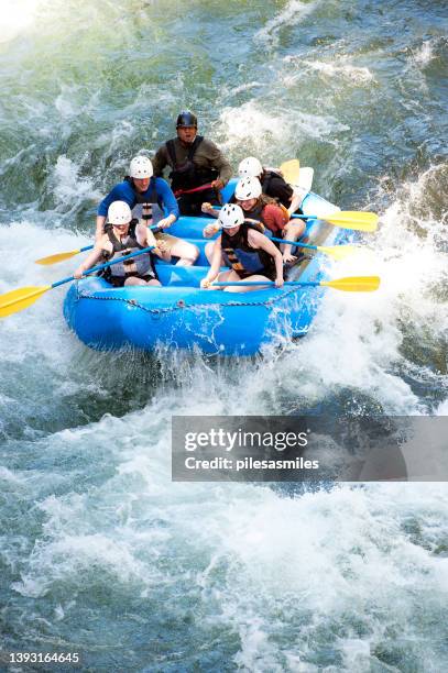 rafting en eaux vives en descente rapide, rivière pacuare, costa rica. - whitewater rafting photos et images de collection