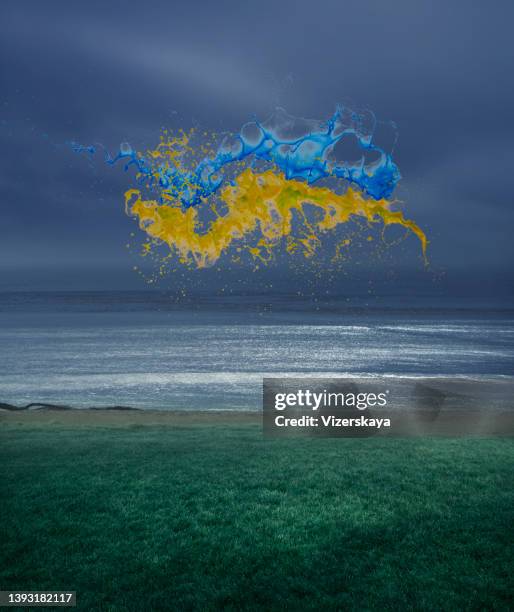 ukraine flag colors paint in air - levend organisme stockfoto's en -beelden