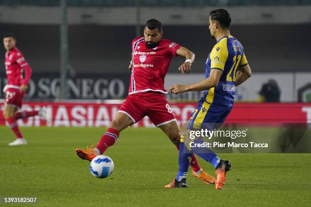 Tomas Rincon of UC Sampdoria competes for the ball with Koray Gunter of Hellas Verona during the Serie A match between Hellas Verona and UC Sampdoria...