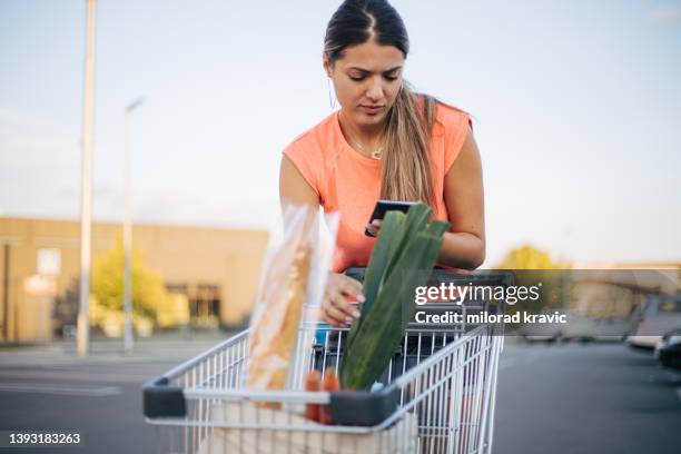 shopping - free and parking stockfoto's en -beelden