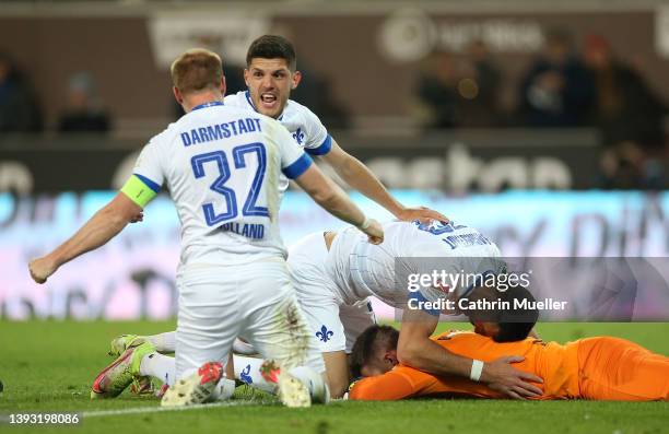 The Players of SV Darmstadt 98 celebrates their sides victory after during the Second Bundesliga match between FC St. Pauli and SV Darmstadt 98 at...