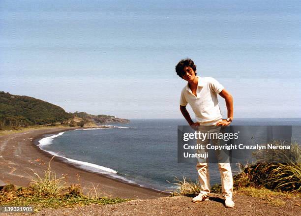 man on cliff - ère showa photos et images de collection