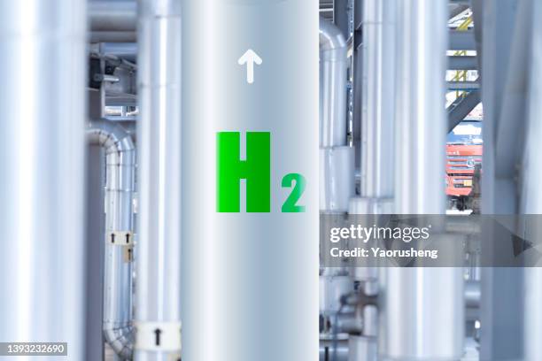 clean energy:hydrogen pipeline in chemical plant - hydrogen stockfoto's en -beelden