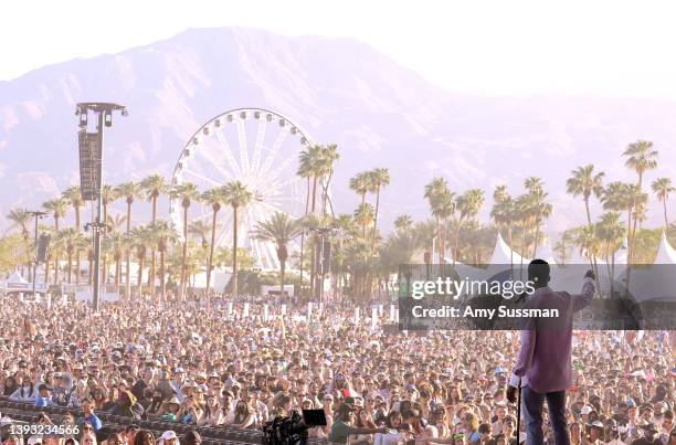 Giveon performs on the Coachella stage during the 2022 Coachella Valley Music And Arts Festival on April 23, 2022 in Indio, California.