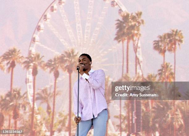 Giveon performs on the Coachella stage during the 2022 Coachella Valley Music And Arts Festival on April 23, 2022 in Indio, California.