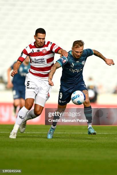 Jack Rodwell of the Wanderers competes with David Ball of the Phoenix during the A-League Mens match between Wellington Phoenix and Western Sydney...