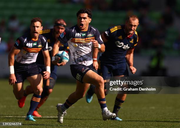 Noah Lolesio of the Brumbies runs with the ball during the round 10 Super Rugby Pacific match between the Highlanders and the ACT Brumbies at AAMI...