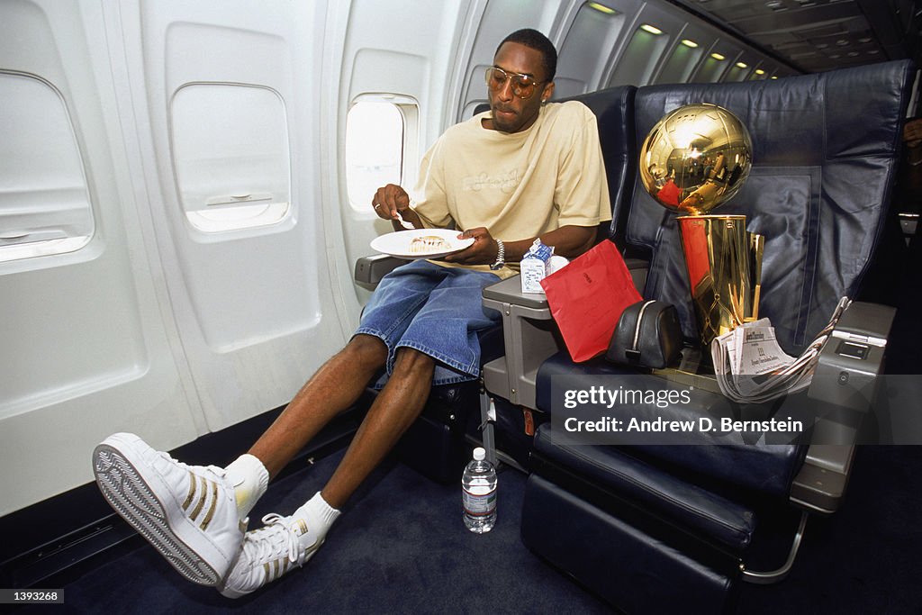 Kobe Bryant eats an in-flight meal