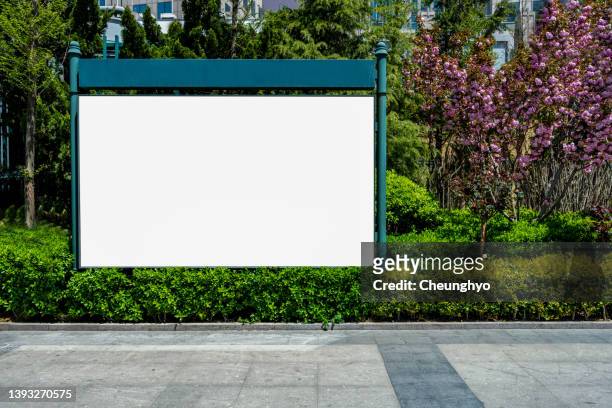 blank billboard in front of empty street - composizione orizzontale foto e immagini stock