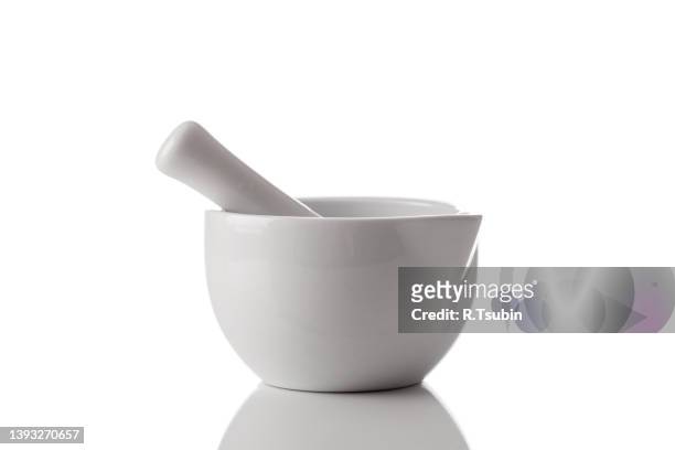 ceramic mortar and pestle isolated on a white background - mortar and pestle photos et images de collection