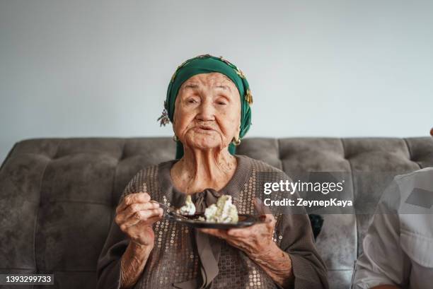 comemorando o aniversário da avó dos 96 anos - girl band - fotografias e filmes do acervo