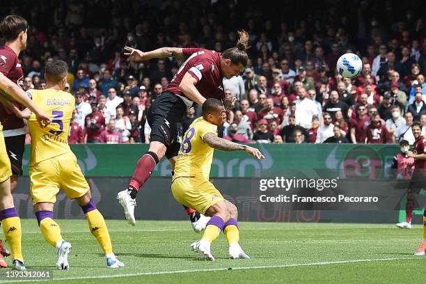 Milan Djuric of US Salernitana scores the 1-0 goal during the Serie A match between US Salernitana and ACF Fiorentina at Stadio Arechi on April 24,...