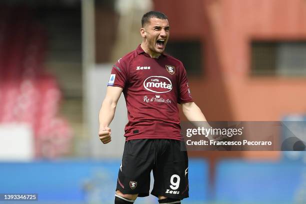 Federico Bonazzoli of US Salernitana celebrates after scoring the 2-1 goal during the Serie A match between US Salernitana and ACF Fiorentina at...