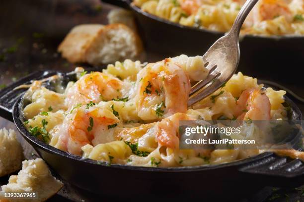 baked shrimp and rotini in a garlic white wine sauce - fettuccine stockfoto's en -beelden