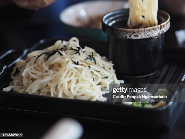 mori soba on black steel tray with tsuyu  in ceramic bowl - soba - fotografias e filmes do acervo