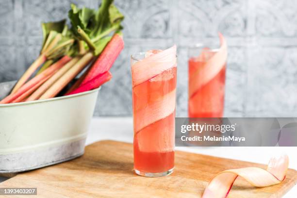 pink rhubarb spritz summer drink aperitif cocktail - rabarber stockfoto's en -beelden