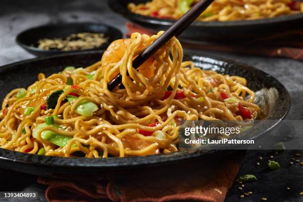 teriyaki shrimp with ramen noodles - chinese noodles stockfoto's en -beelden