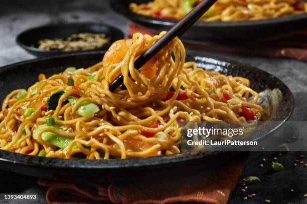 teriyaki shrimp with ramen noodles - macarrão imagens e fotografias de stock