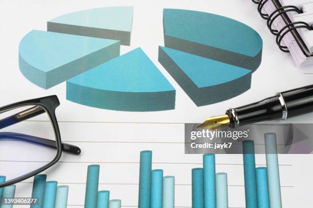 investment strategy - aktenmappe stock-fotos und bilder