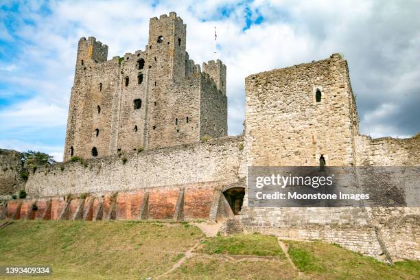 rochester castle in kent, england - castelo de rochester imagens e fotografias de stock