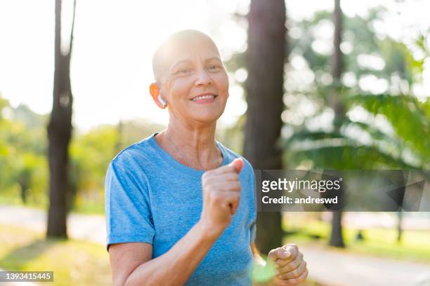 patiente atteinte de cancer - joggeuse parc photos et images de collection