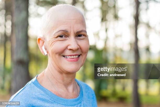 cancer patient woman - completely bald stockfoto's en -beelden