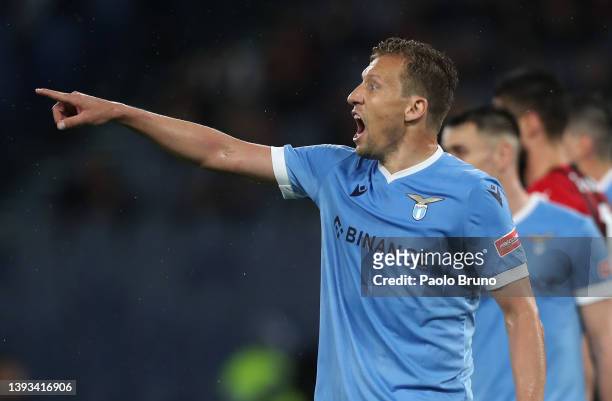 Lucas Leiva of SS Lazio gives their team instructions during the Serie A match between SS Lazio and AC Milan at Stadio Olimpico on April 24, 2022 in...