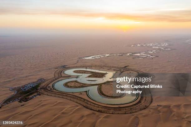 aerial view of a man-made heart shaped "love lake" in the dubai desert, uae - coeur symbole dune idée photos et images de collection