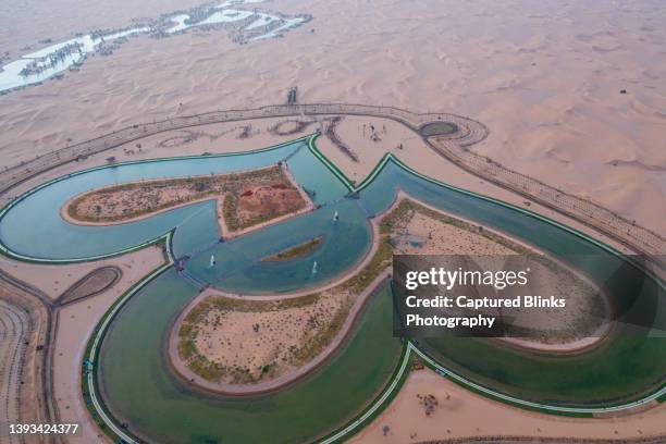 aerial view of a man-made heart shaped "love lake" in the dubai desert, uae - coeur symbole dune idée photos et images de collection