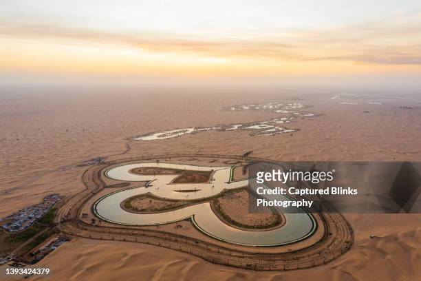 aerial view of a man-made heart shaped "love lake" in the dubai desert, uae - coeur symbole dune idée photos et images de collection