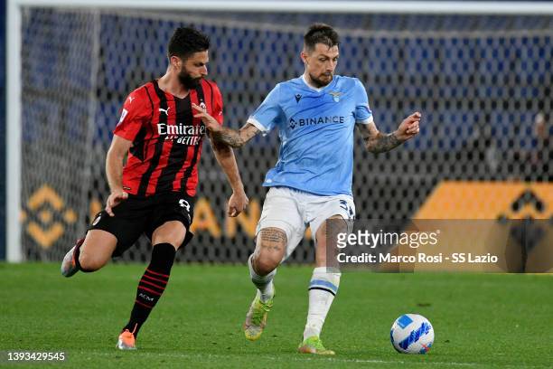 Francesco Acerbi of SS Lazio competes for the ball with Olivier Giroud of AC MIlan during the Serie A match between SS Lazio and AC Milan at Stadio...