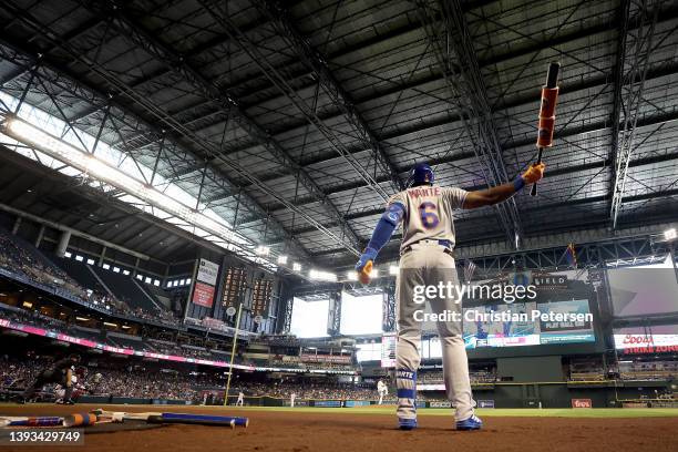 Starling Marte of the New York Mets warms up on deck during the first inning of the MLB game against the Arizona Diamondbacks at Chase Field on April...