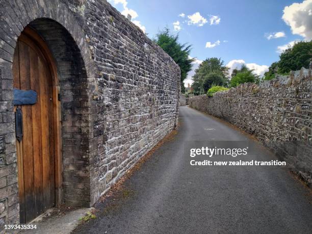 roman stone wall outside the mynde on castle lane, caerleon, uk - newport verenigd koninkrijk stockfoto's en -beelden